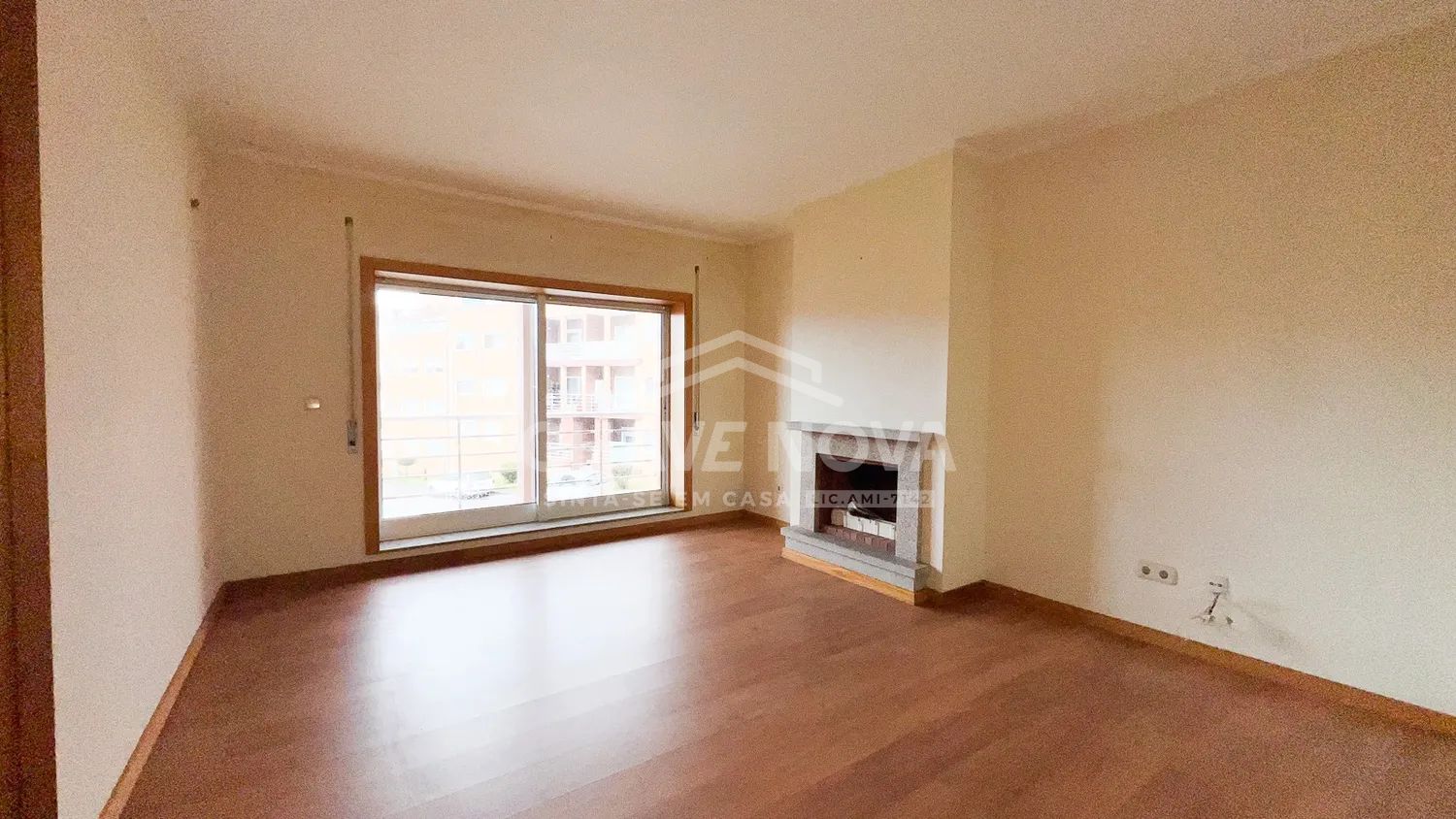 Apartamento T2 c/ Lugar de Garagem em Canelas (Edifício Prestige) - 3