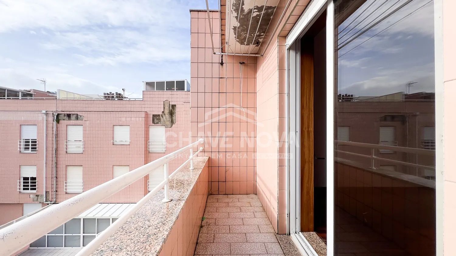 Apartamento T2 c/Lugar de Garagem e Varanda na Madalena - 2