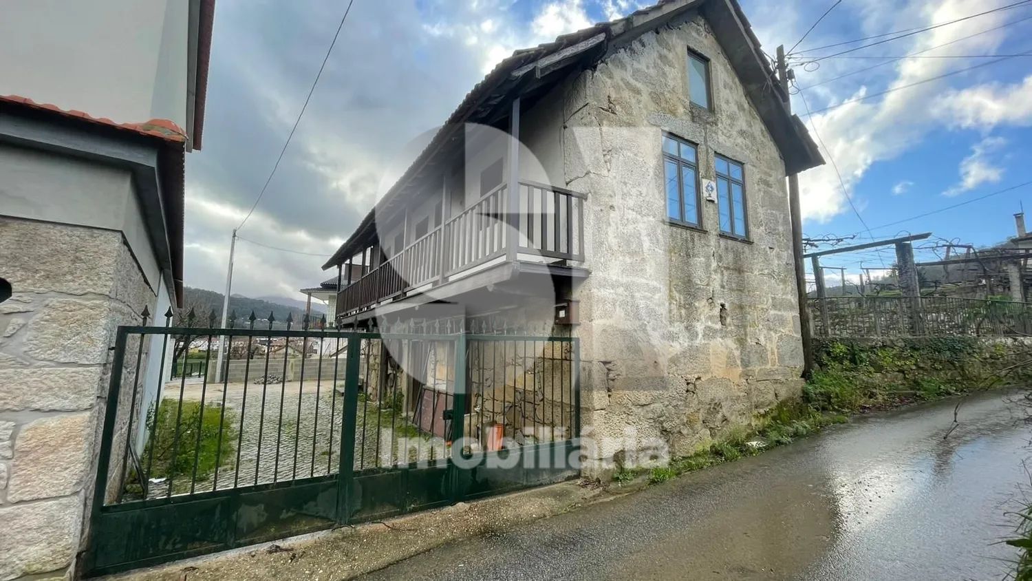 Moradia T2 de dois pisos com potencial para T3 em Arouca