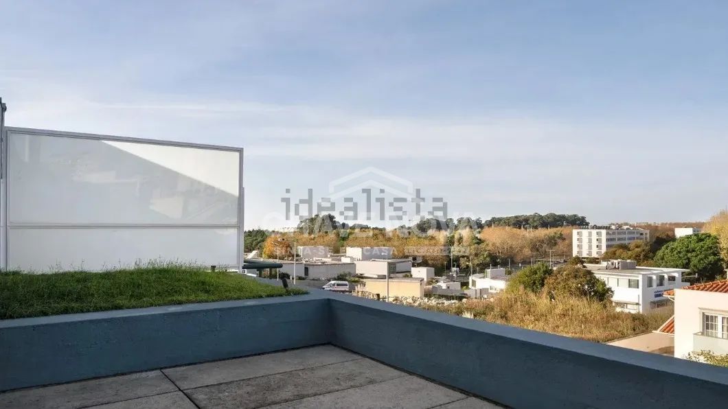 Moradia Triplex V4 suites 228 m² com jardim e terraços na Boavista