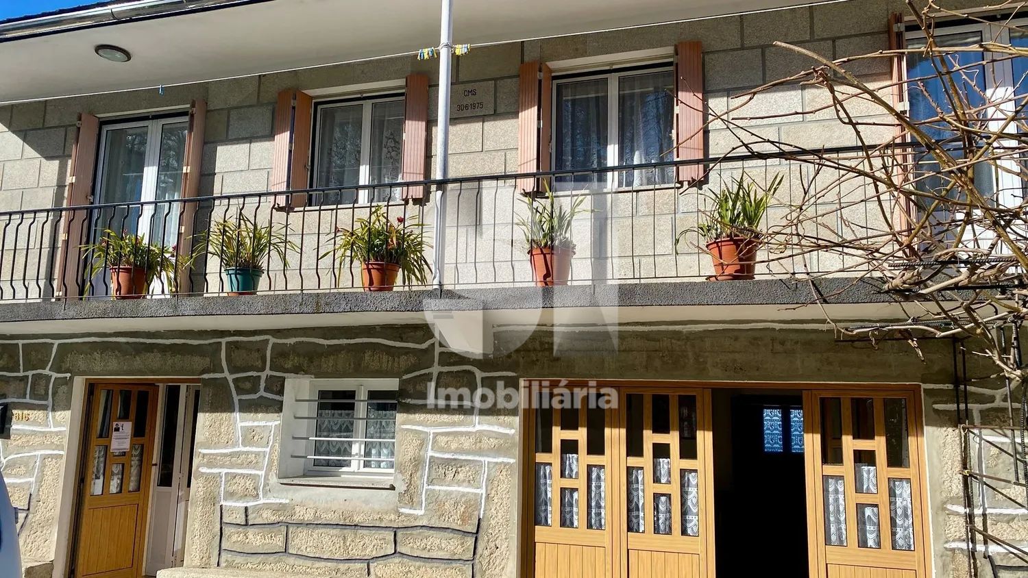 Moradia em Pedra Com Espaço Comercial Ativo | Vista Serra | Arouca