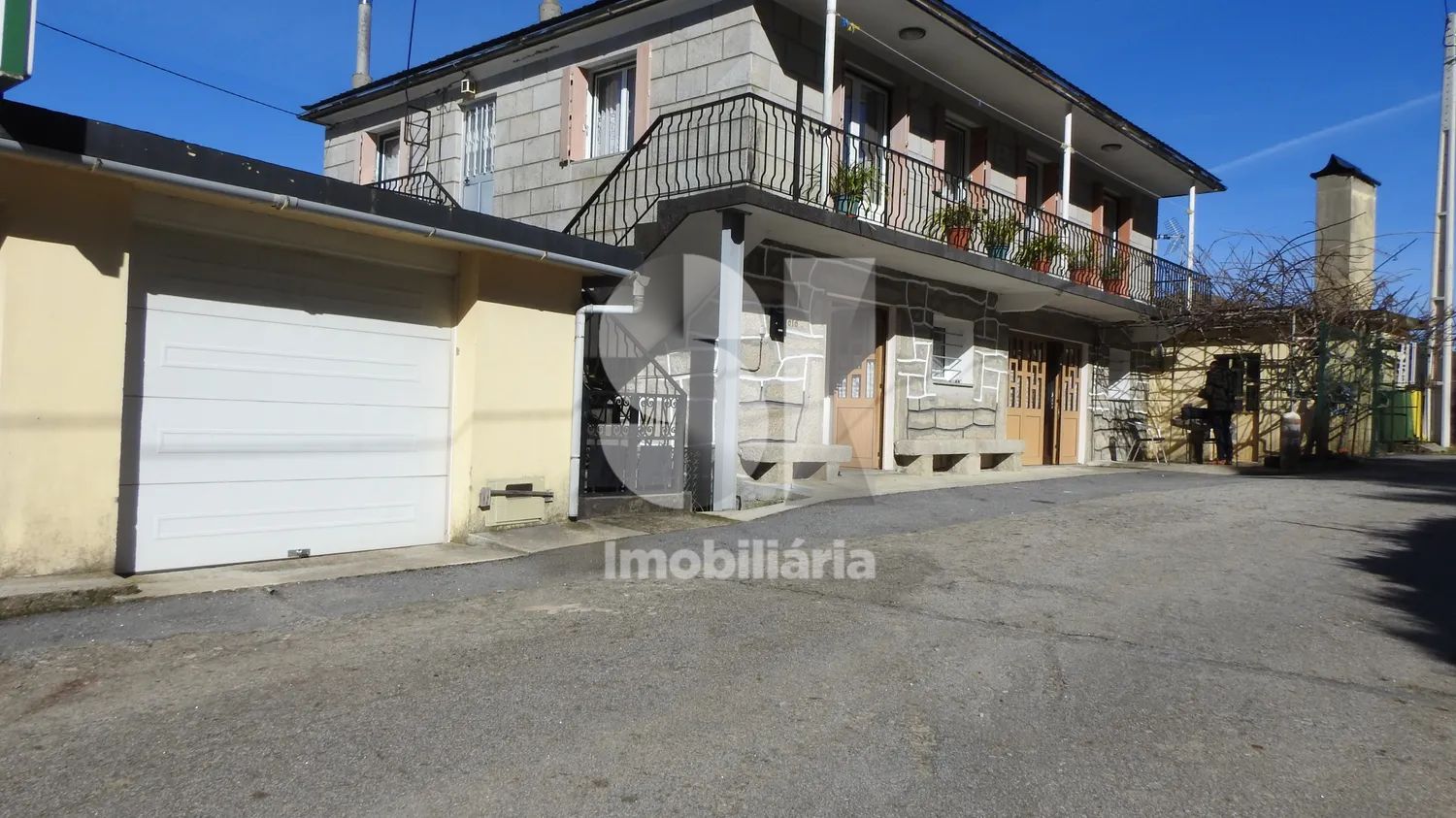 Moradia em Pedra Com Espaço Comercial Ativo | Vista Serra | Arouca - 2