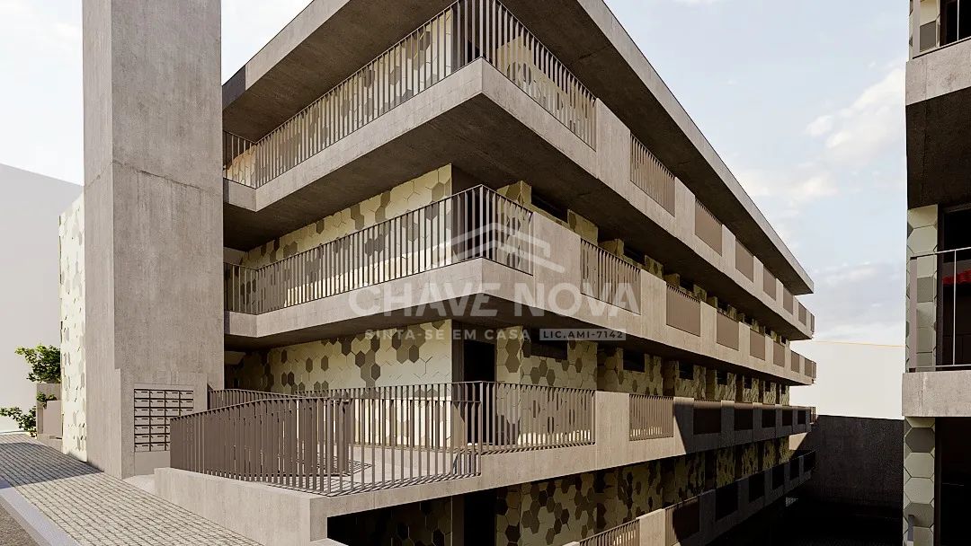Apartamento T1 com Varanda e Lugar de Estacionamento  - 2