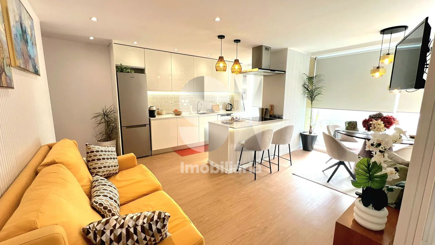 T1+1 Remodelado, Mobilado, c/Garagem e Ótimas Áreas