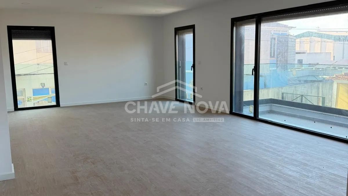Apartamento T3 + Varanda - 3