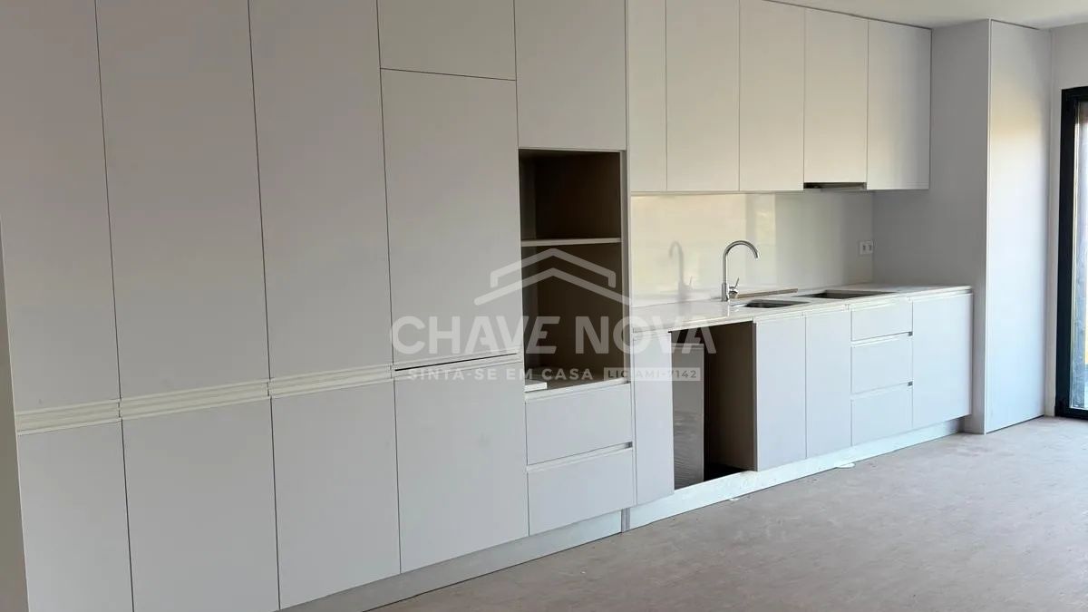 Apartamento T2 + 1 com Varanda - 2