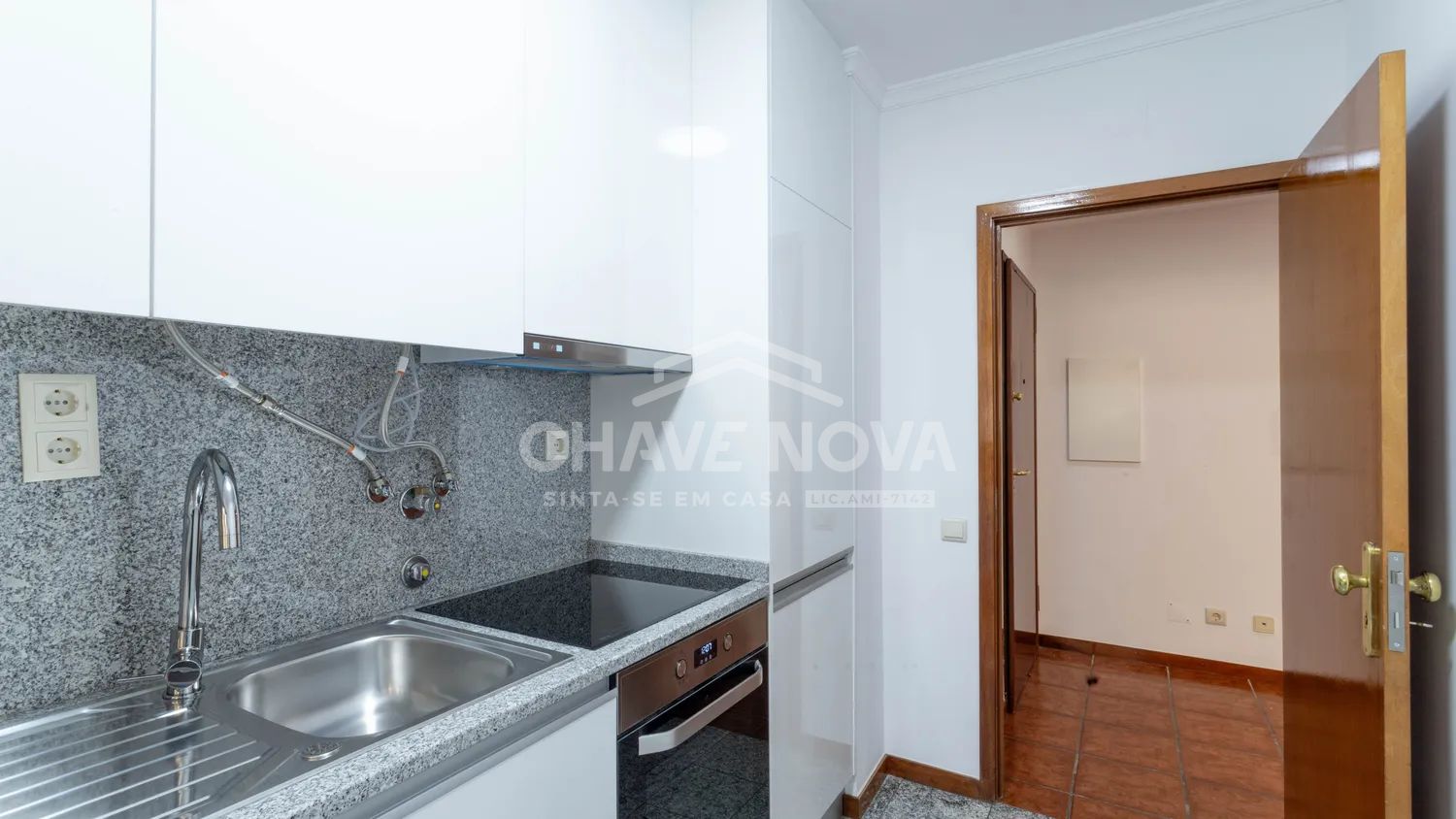 APARTAMENTO T2 DE 2 FRENTES TOTALMENTE RENOVADO COM LUGAR DE GARAGEM - CENTRO DE CANIDELO - 2