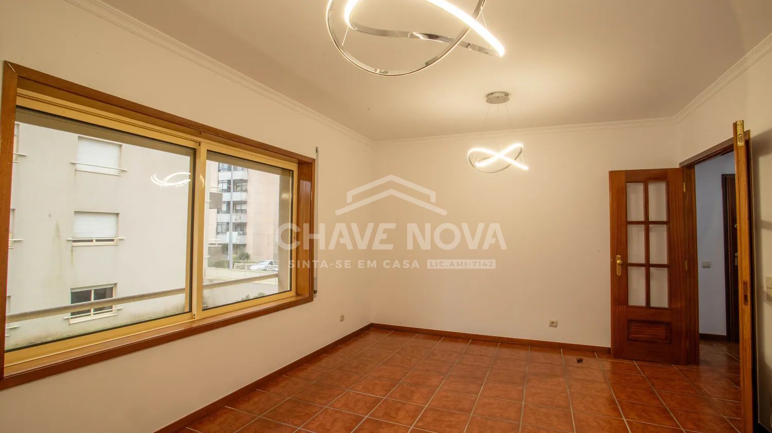 APARTAMENTO T2 DE 2 FRENTES TOTALMENTE RENOVADO COM LUGAR DE GARAGEM - CENTRO DE CANIDELO - 3