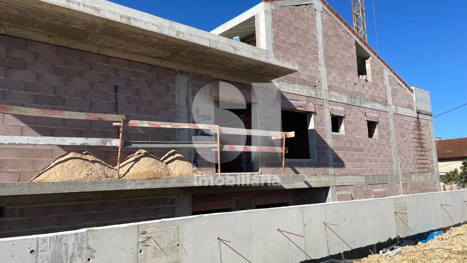 Apartamento T2 com sótão e garagem em construção