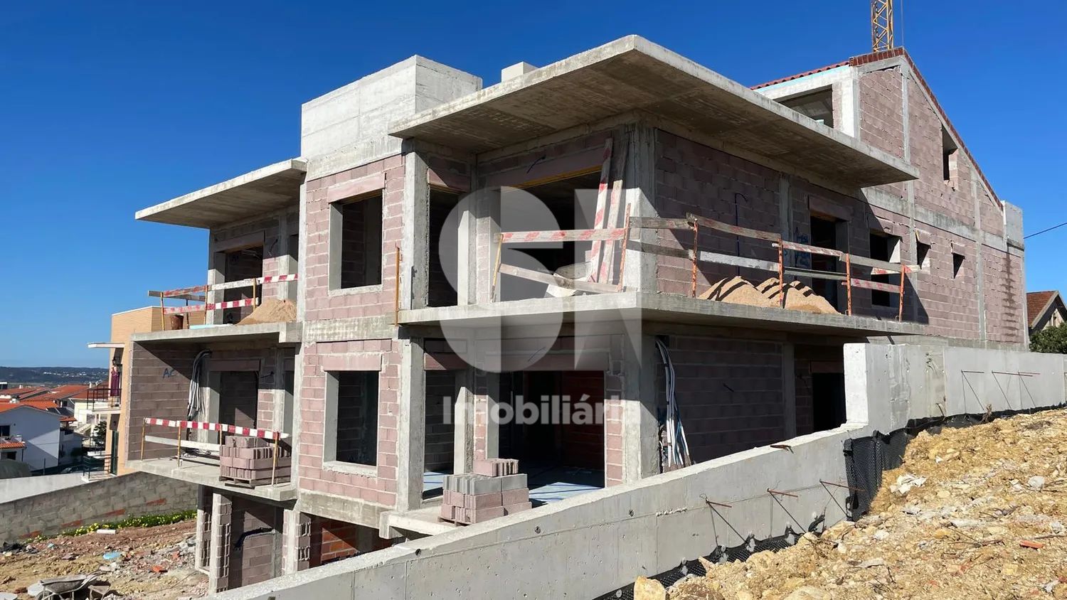 Apartamento T3 com sótão e garagem em construção