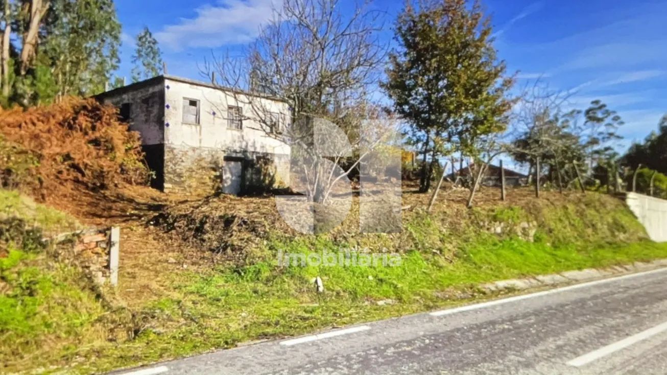 Lote de terreno com moradia