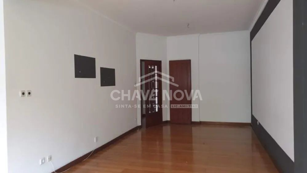 Apartamento T2 com Terraço e Anexo no Porto - 2