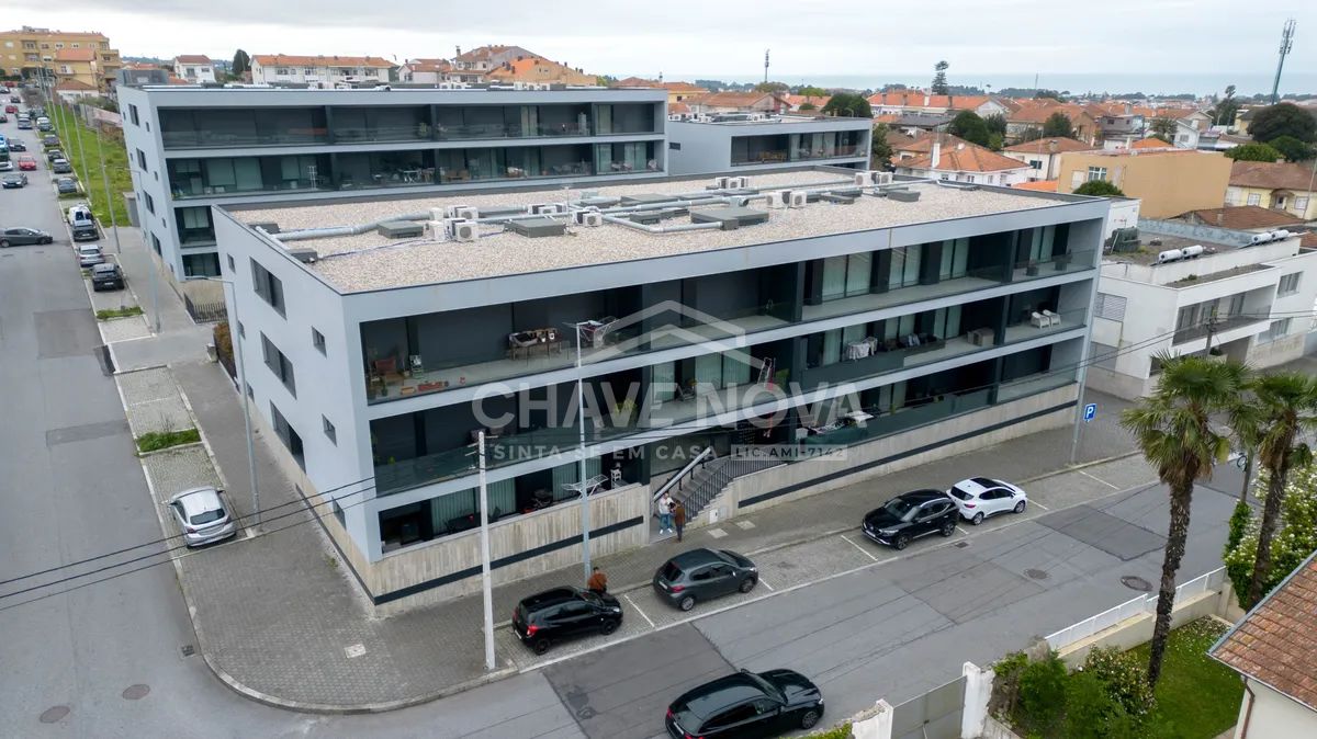 Apartamento T2 em Rés do Chão elevado situado na Madalena, perto da Linha Férrea e da A44.