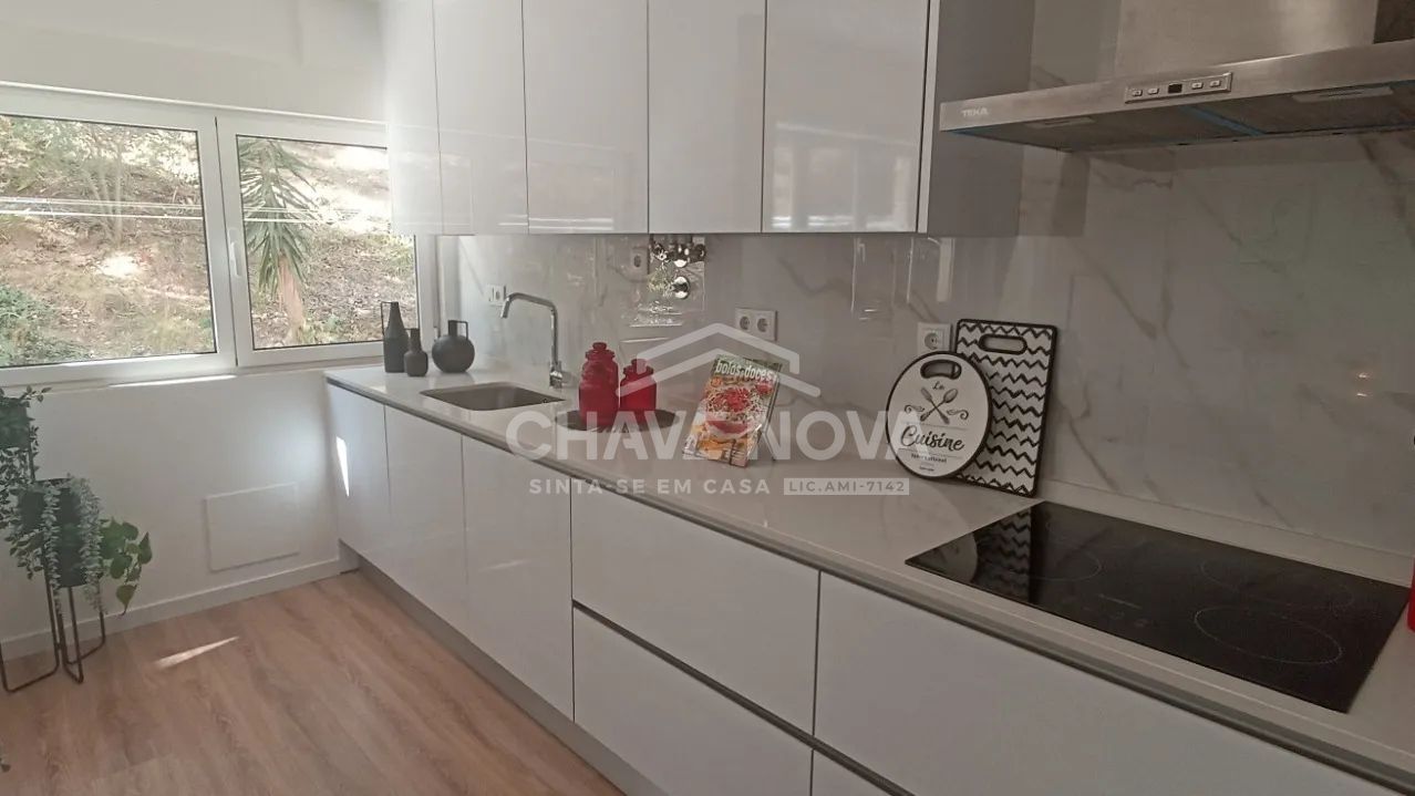 T3 Renovado com Varanda e Vista Monsanto em Benfica