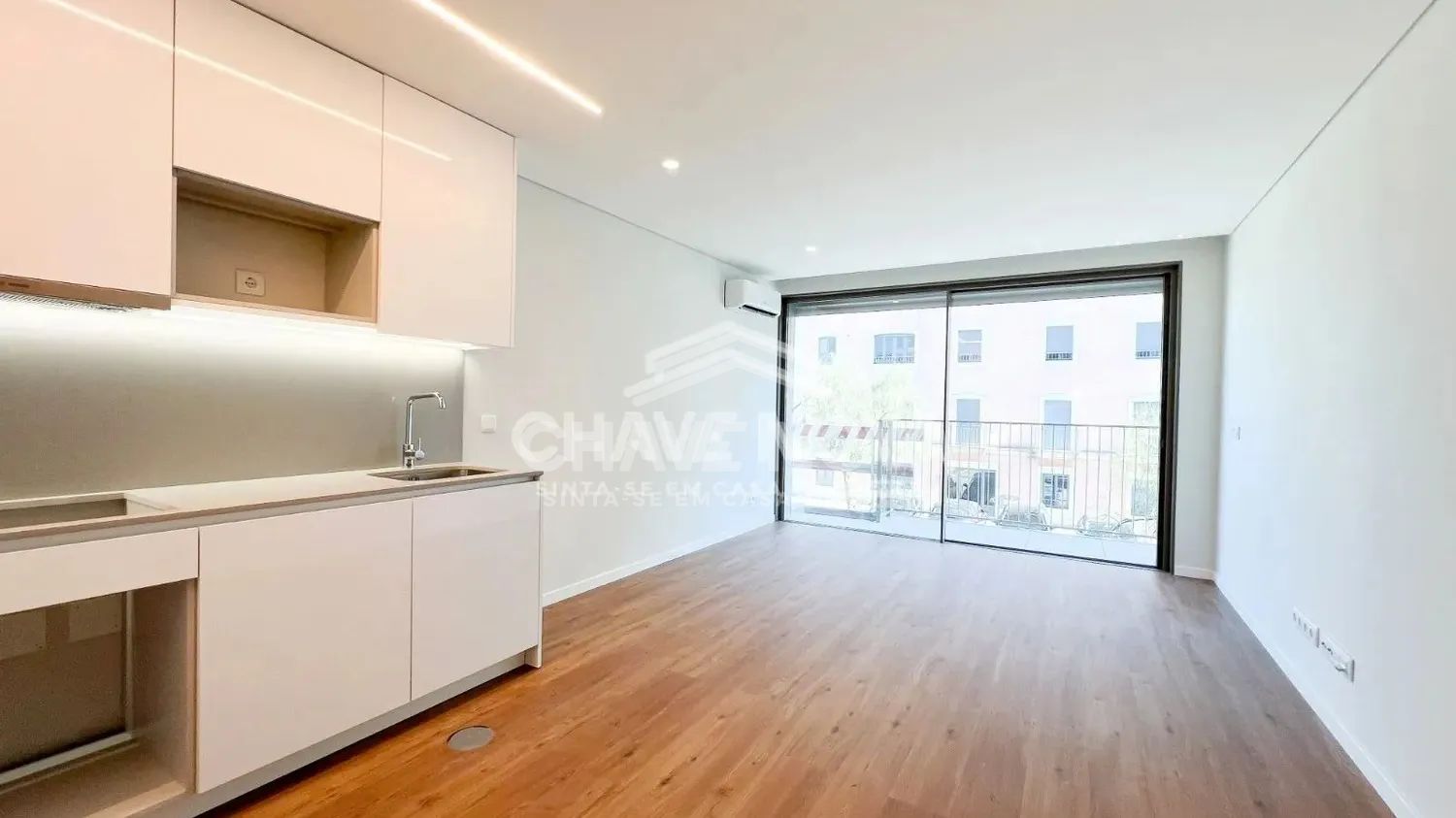 Apartamento T1 com Varanda e Garagem no Condomínio Jardins da Seara 