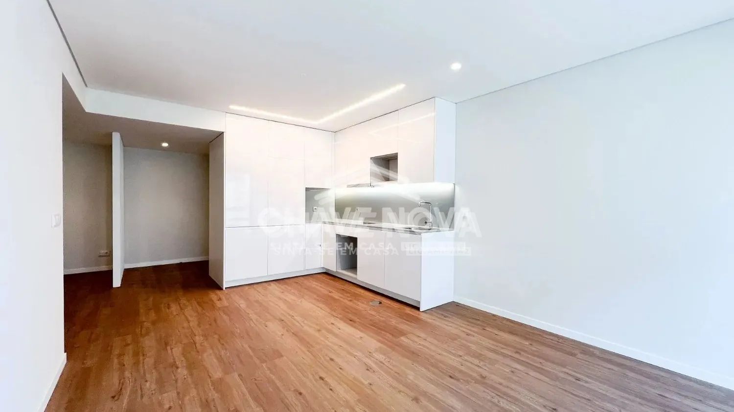 Apartamento T1 com Varanda e Garagem no Condomínio Jardins da Seara  - 2