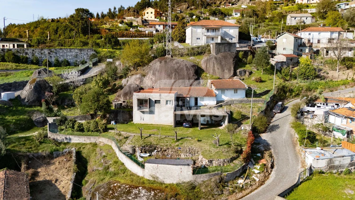 Moradia Individual num Terreno com 1.300m2 - Frades, Póvoa de Lanhoso 