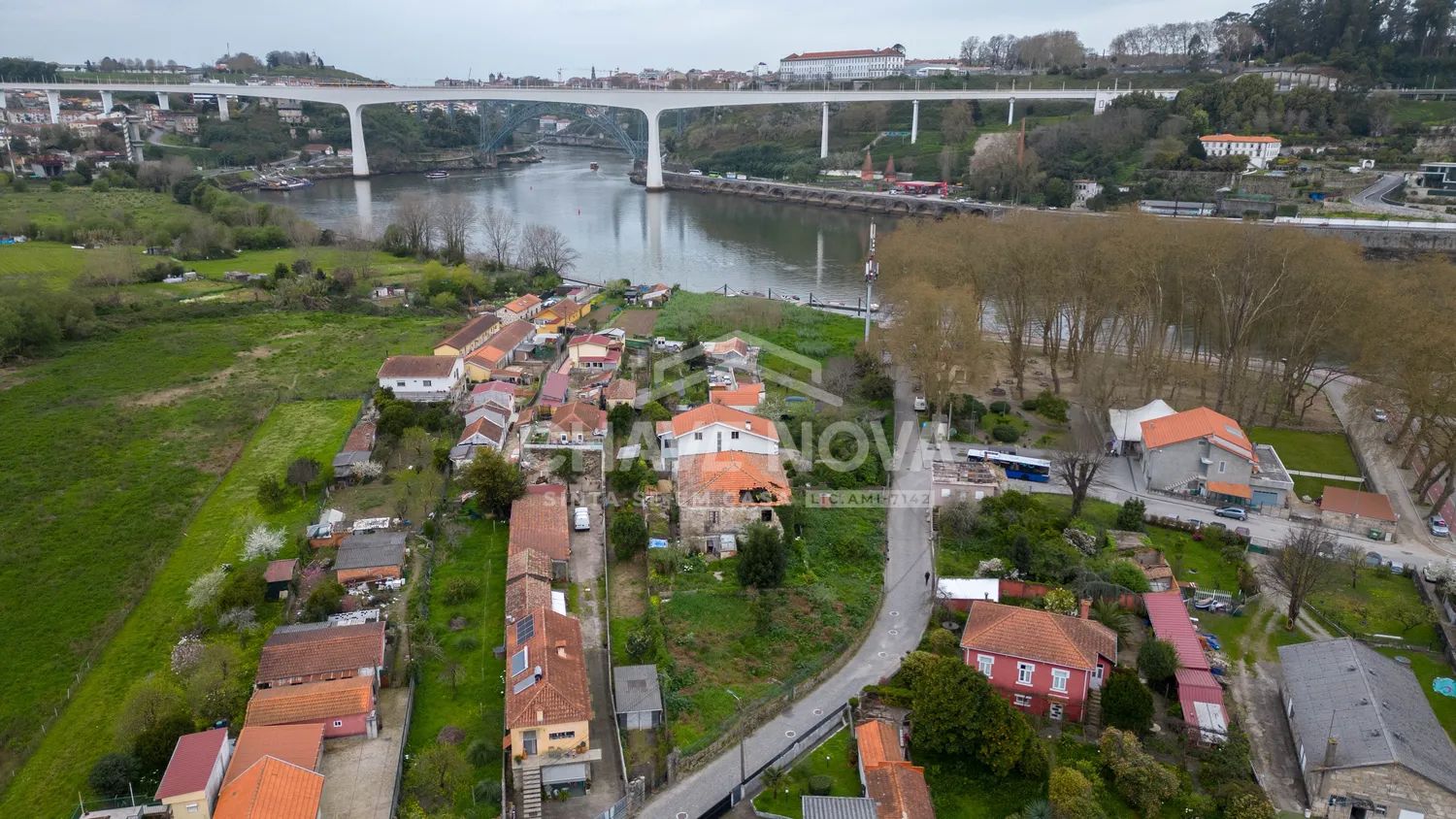 Terreno no Areinho de Oliveira do Douro para venda - 2