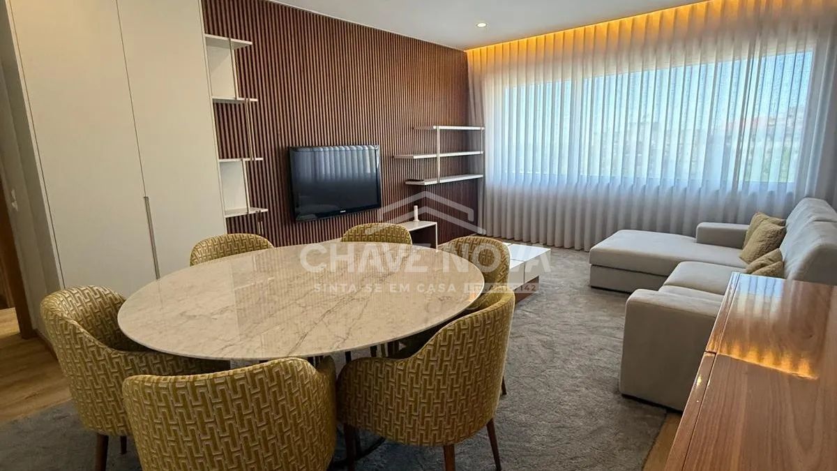 🏡 Apartamento T2 Mobilado em Soares dos Reis – Zona Central