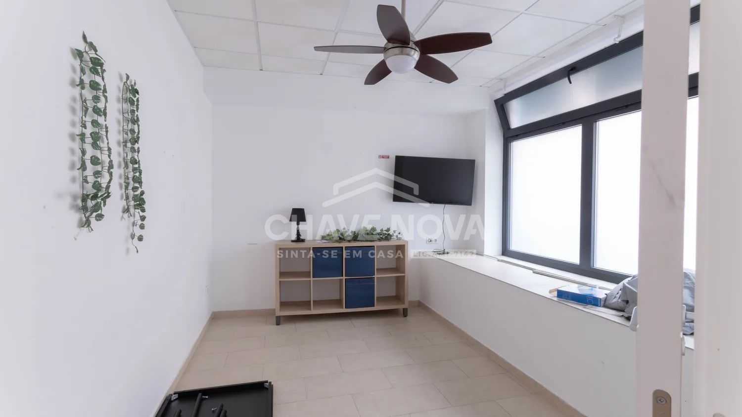 Excelente área comercial,  com 6 amplas salas, 5 casas de banho, ótimo hall de entrada e cozinha