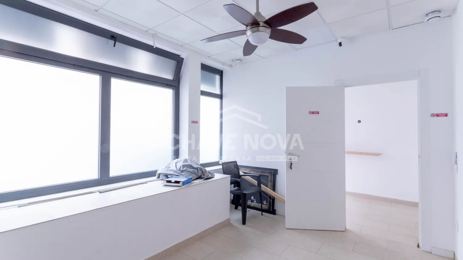 Excelente área comercial,  com 6 amplas salas, 5 casas de banho, ótimo hall de entrada e cozinha - 2