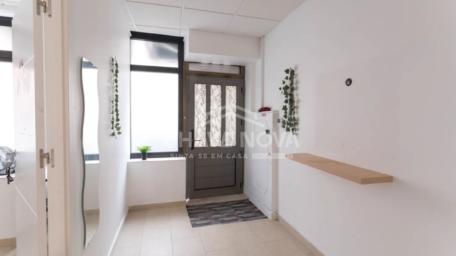 Excelente área comercial,  com 6 amplas salas, 5 casas de banho, ótimo hall de entrada e cozinha - 3