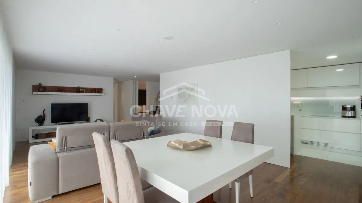 Apartamento T3 com Vista Deslumbrante no Coração de Vila Nova de Gaia
