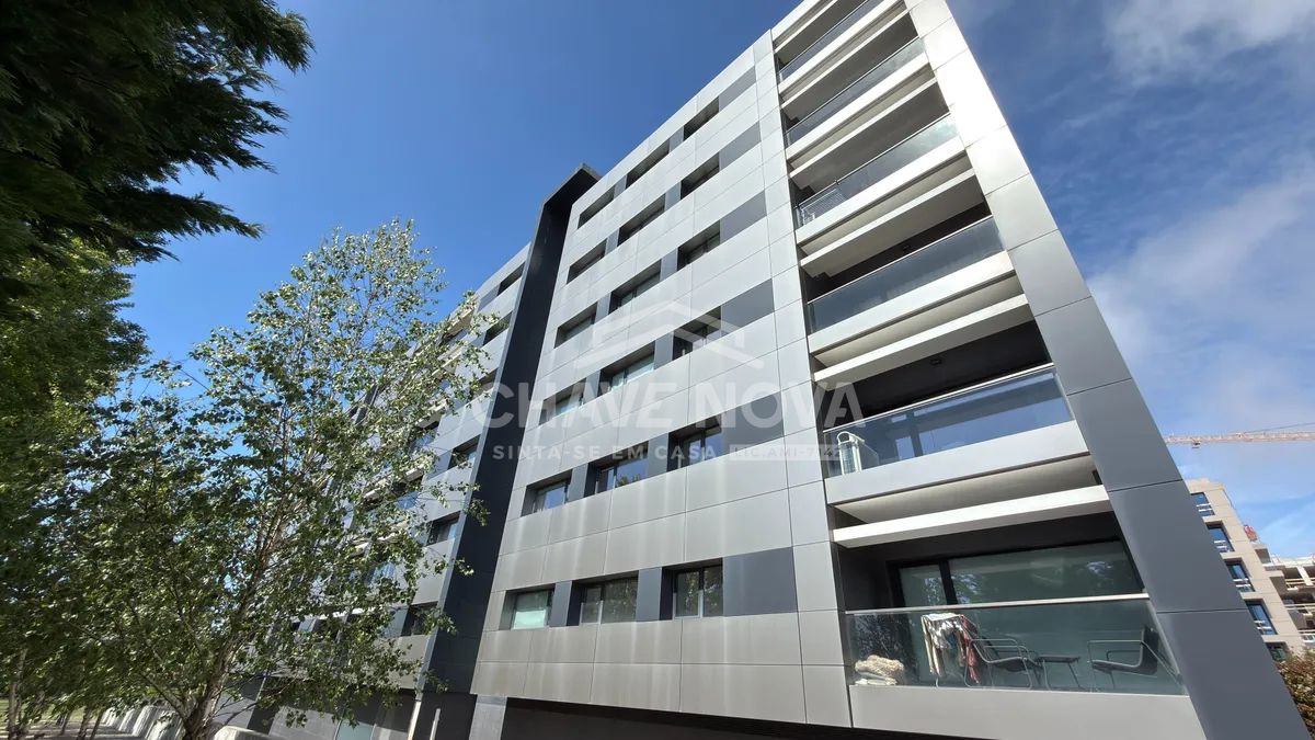 Apartamento T4 c/ Garagem Fechada para 3 viaturas em Santa Marinha (Gaiashopping)