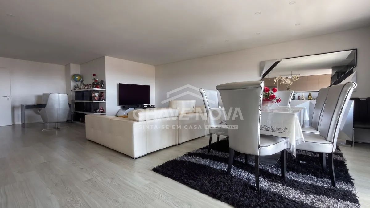 Apartamento T4 c/ Garagem Fechada para 3 viaturas em Santa Marinha (Gaiashopping) - 3