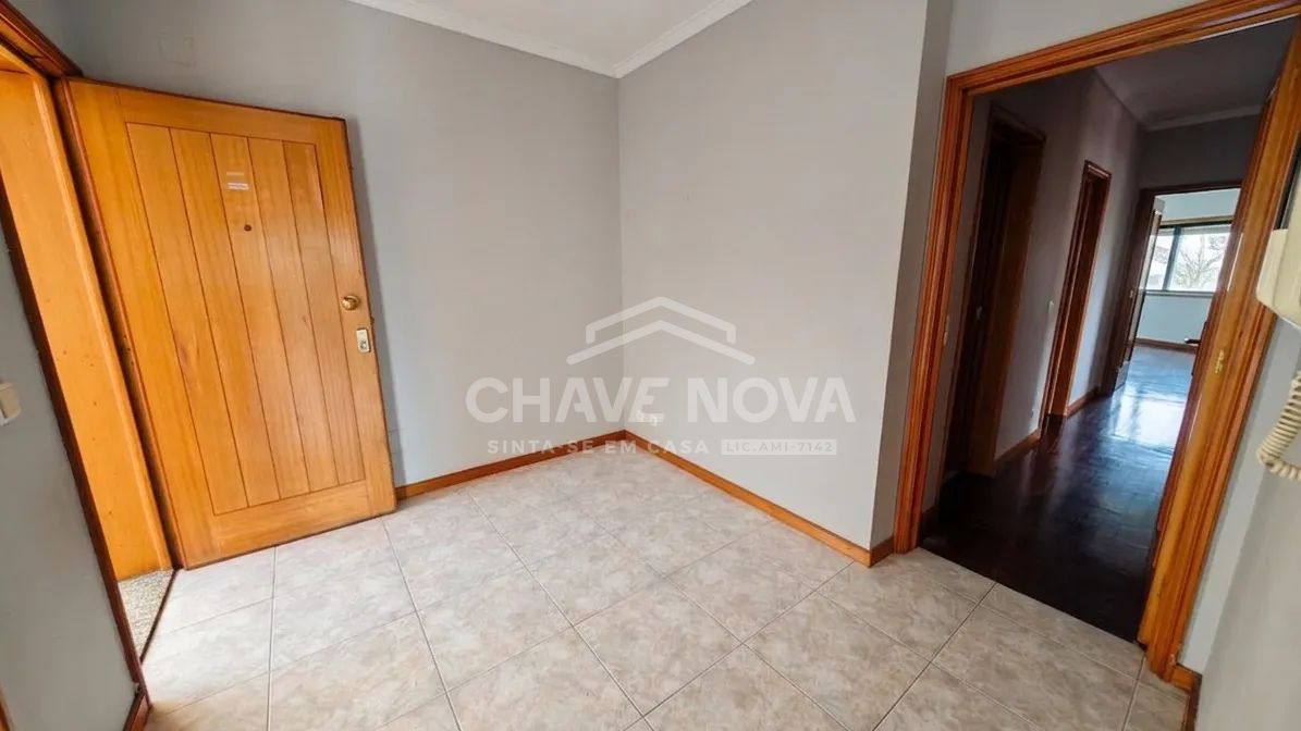 Apartamento T3+1 localizado em Pedroso - 2