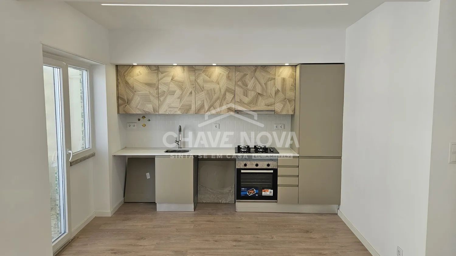 T2+1 Remodelado com Acabamentos Premium | Centro da Amadora – Reboleira - 2
