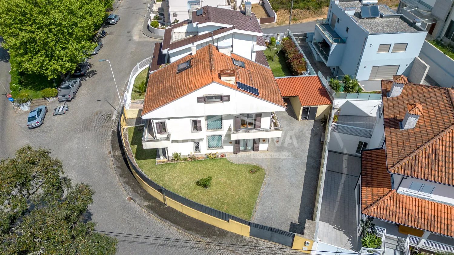 Moradia V3 de quatro frentes - Perosinho