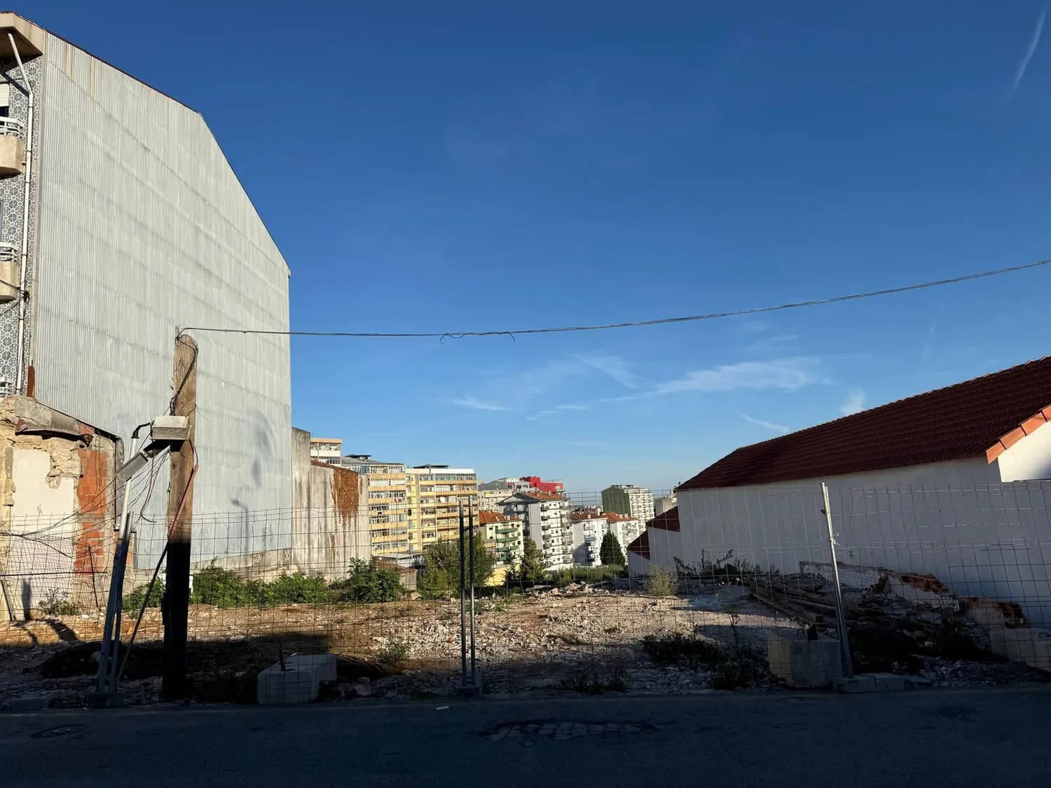 Terreno para construção em altura com projeto aprovado - a 150m da Rotunda de Santo Ovídeo