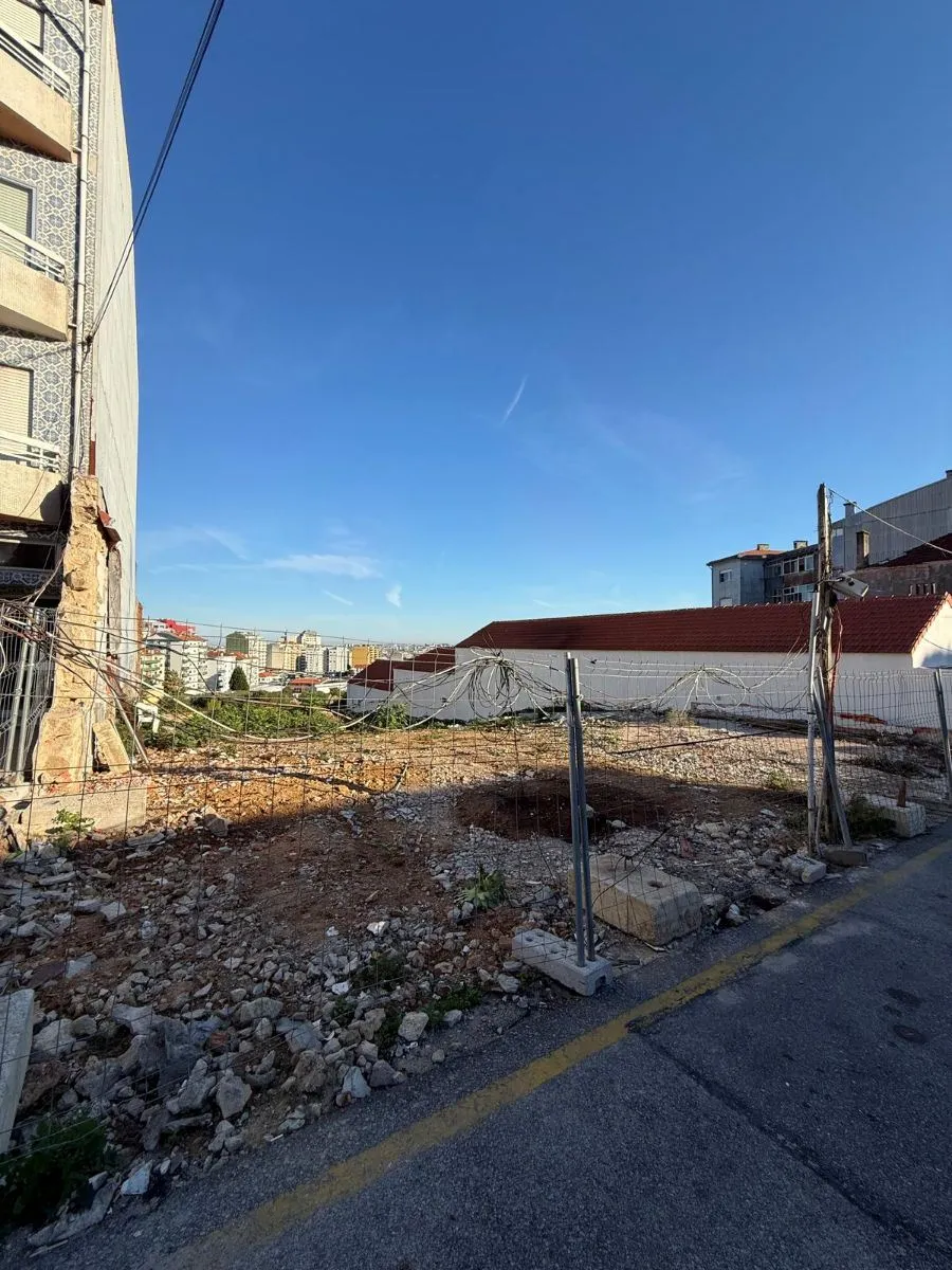 Terreno para construção em altura com projeto aprovado - a 150m da Rotunda de Santo Ovídeo - 2