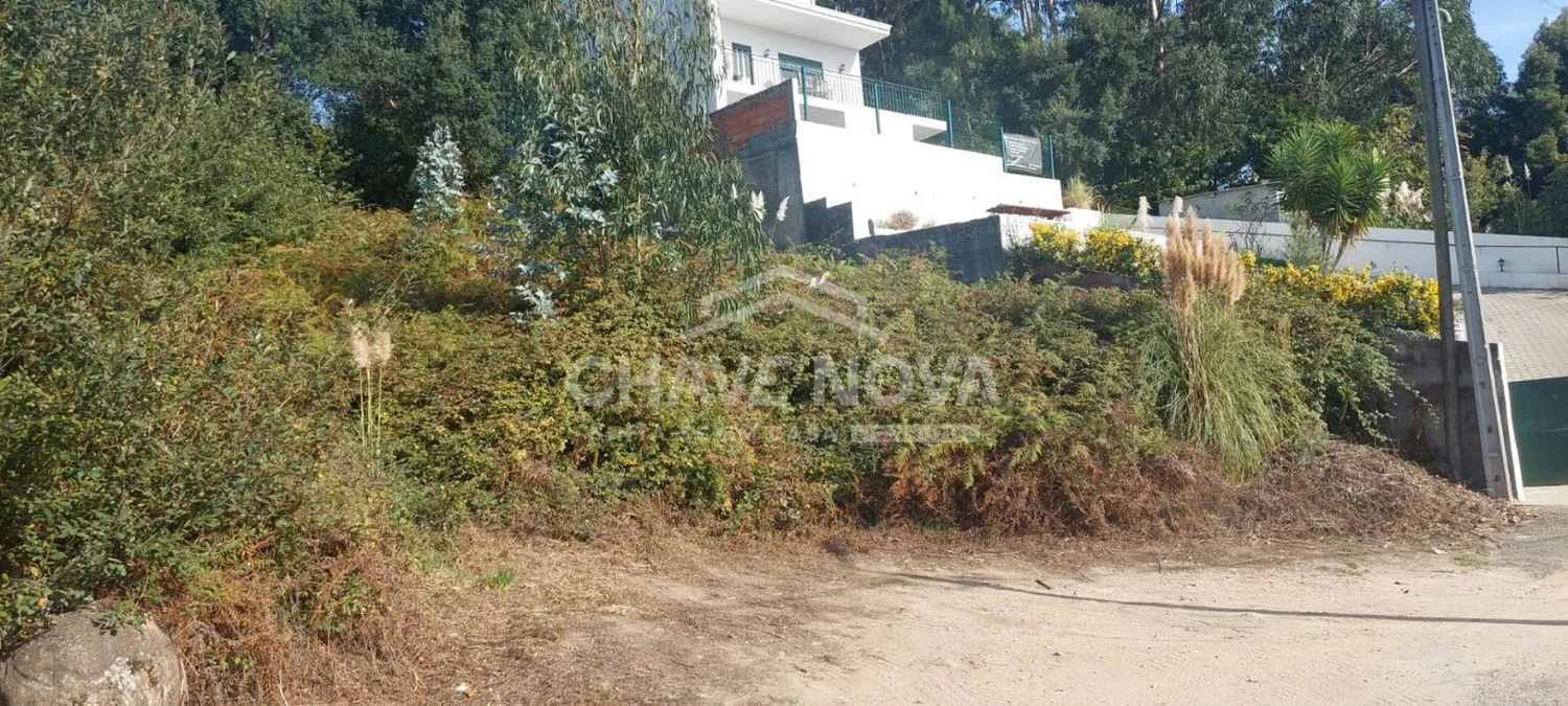 Terreno Urbano com Projeto Aprovado para 2 Moradias - 3