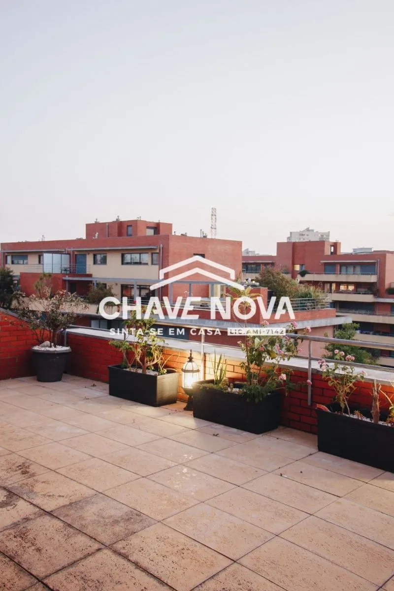 5-bedroom triplex apartment with 3 fronts, swimming pool, 4-car garage | Next to the Luso-French school. Top floor of the building. - 2