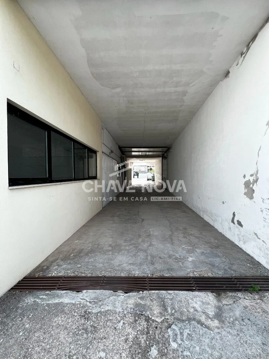 Escritórios com armazém e logradouro - 3