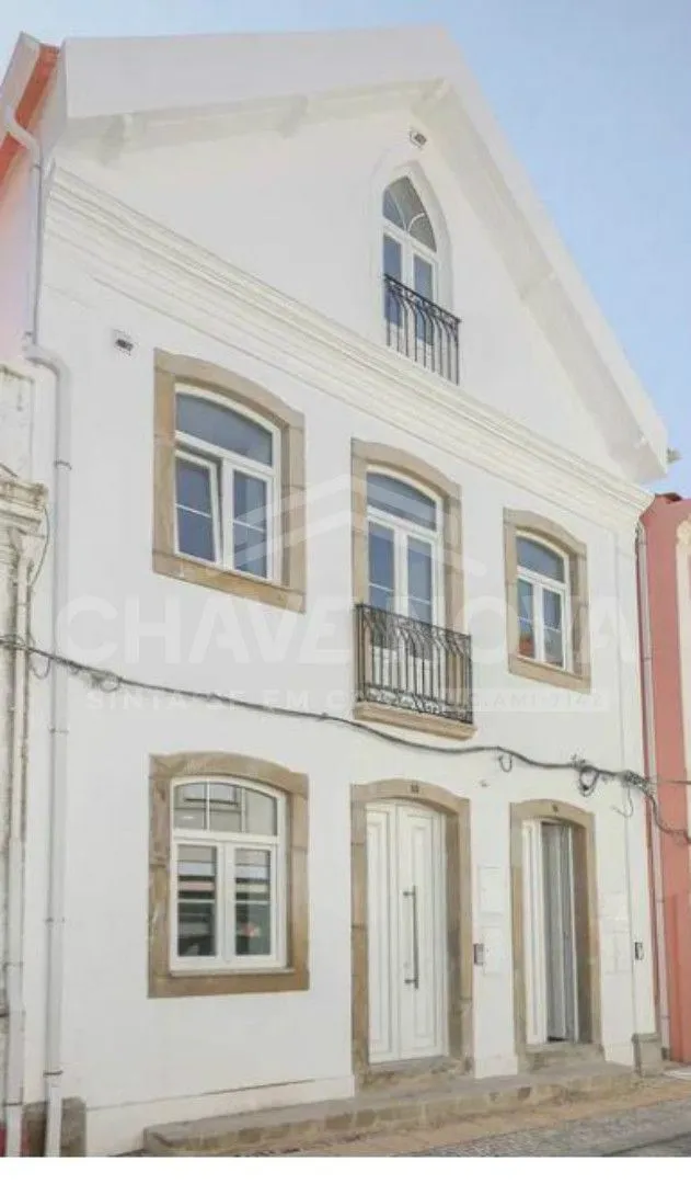 Prédio com 3 apartamentos com tipologia T2+T2+T1