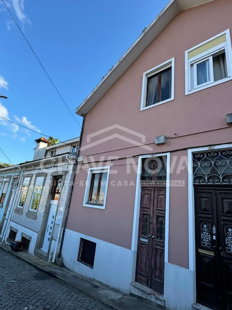 Moradia para Recuperar | Oportunidade Única de Investimento no Coração Histórico de Vila Nova de Gaia