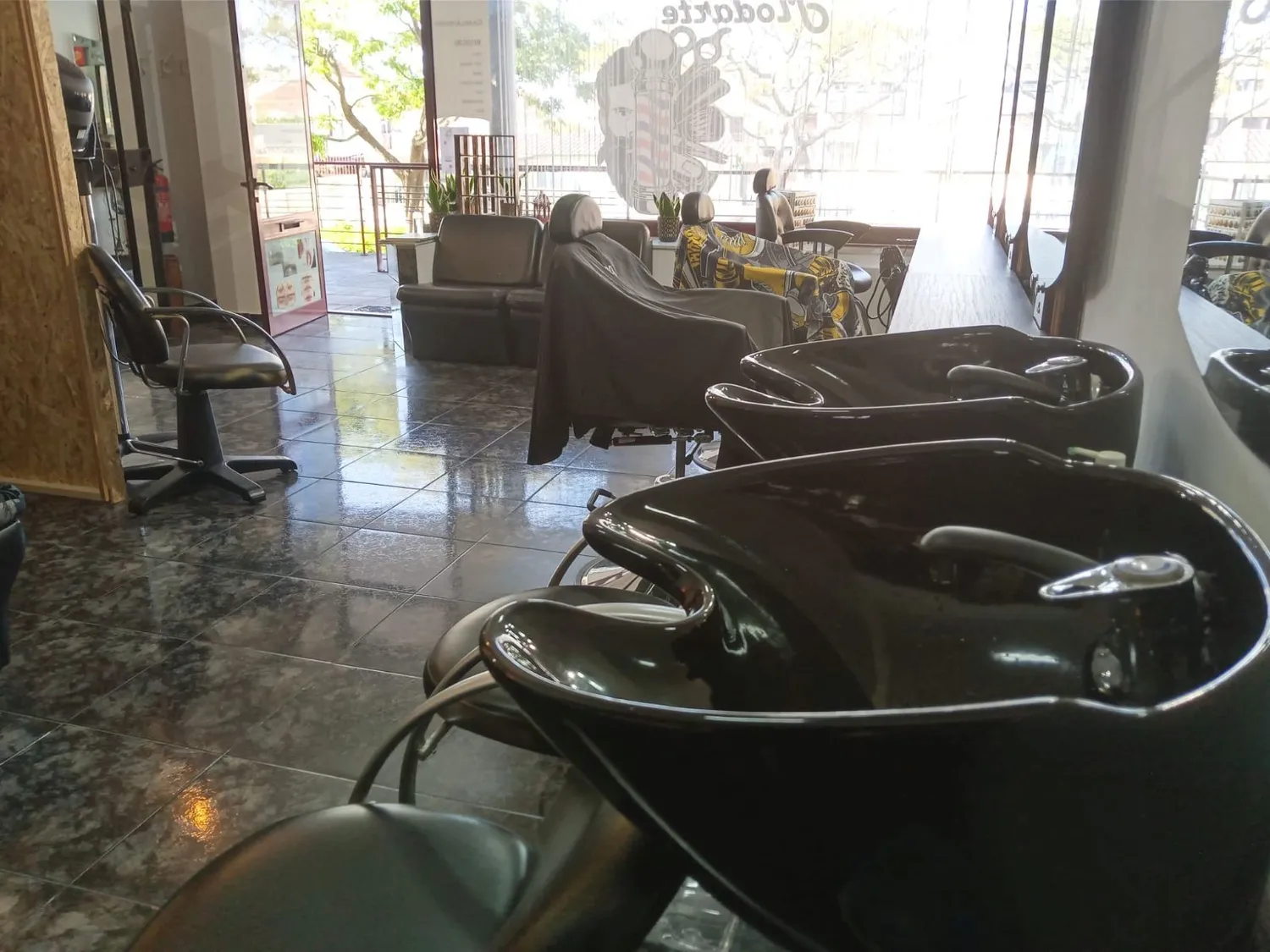 Barbearia equipada e pronta a funcionar. Sra.Da Hora, Barranha, ótima localização. - 3