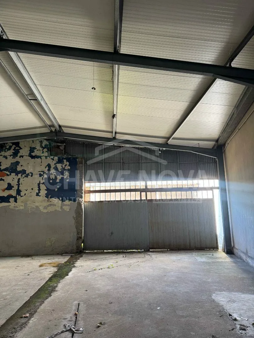 Arrendamento de Armazém com licença industrial, de 1.021,09m² localizado na zona industrial do Porto.