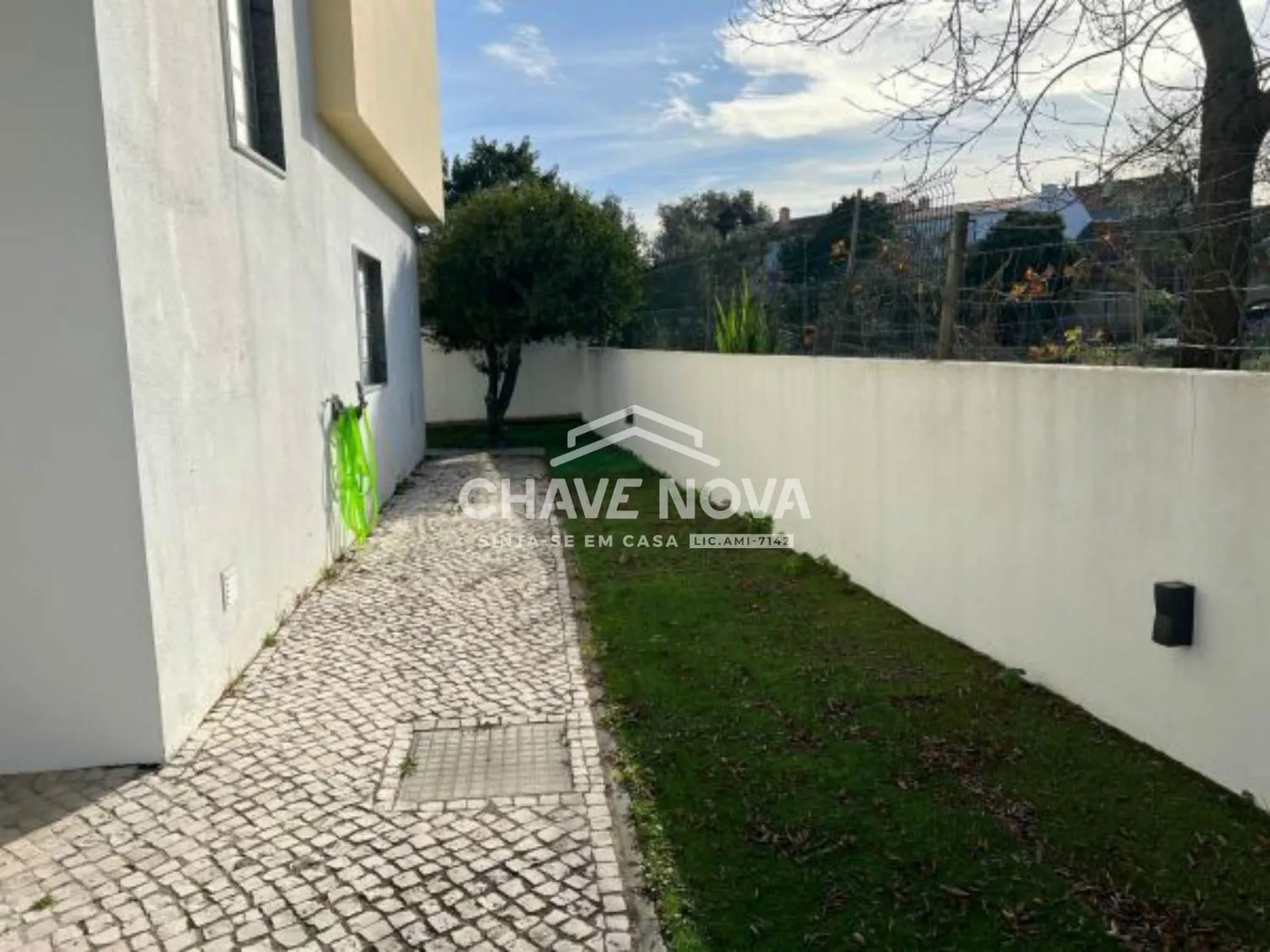 Moradia V4 Isolada com Garagem em Santo António da Charneca - 2