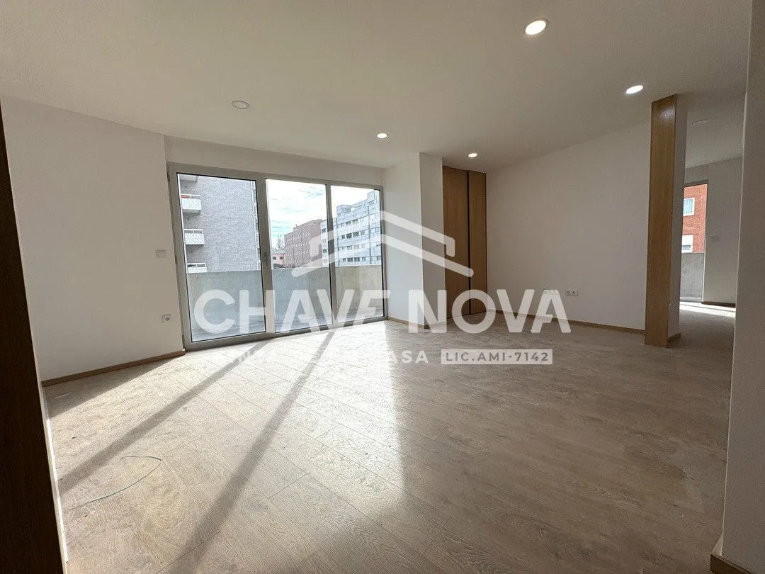 Arrendamento T2 c/ 2 lugares de garagem no Porto - 2