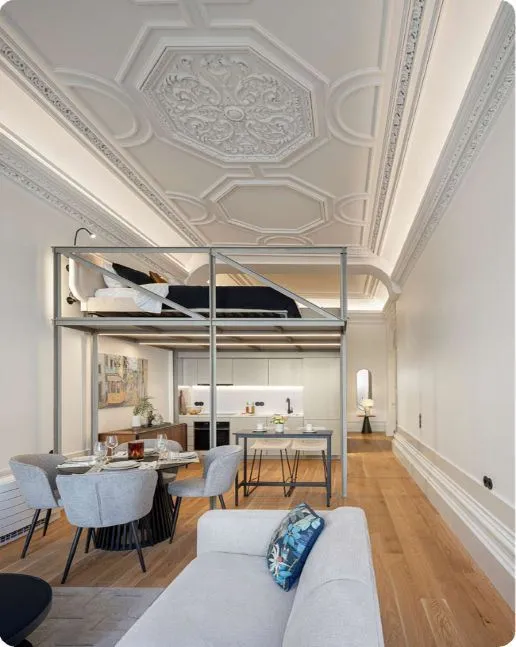 Ground floor with mezzanine in the historic Fernandes Thomaz building, in downtown Porto.