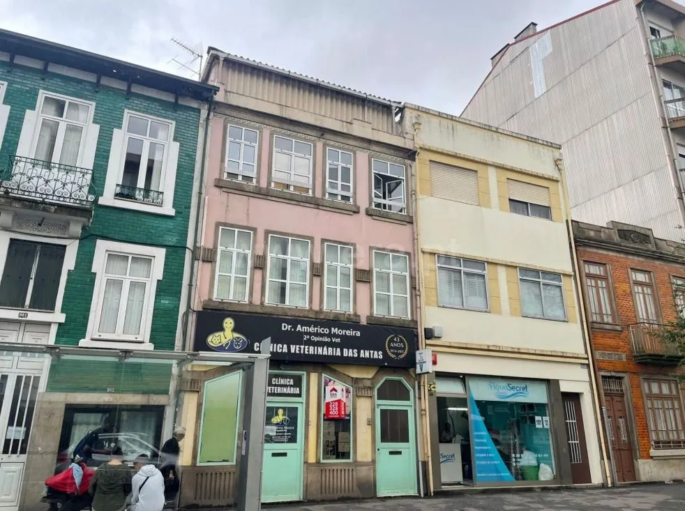 Prédio, para venda, na Avenida Fernão Magalhães - no centro da cidade do Porto. - 2