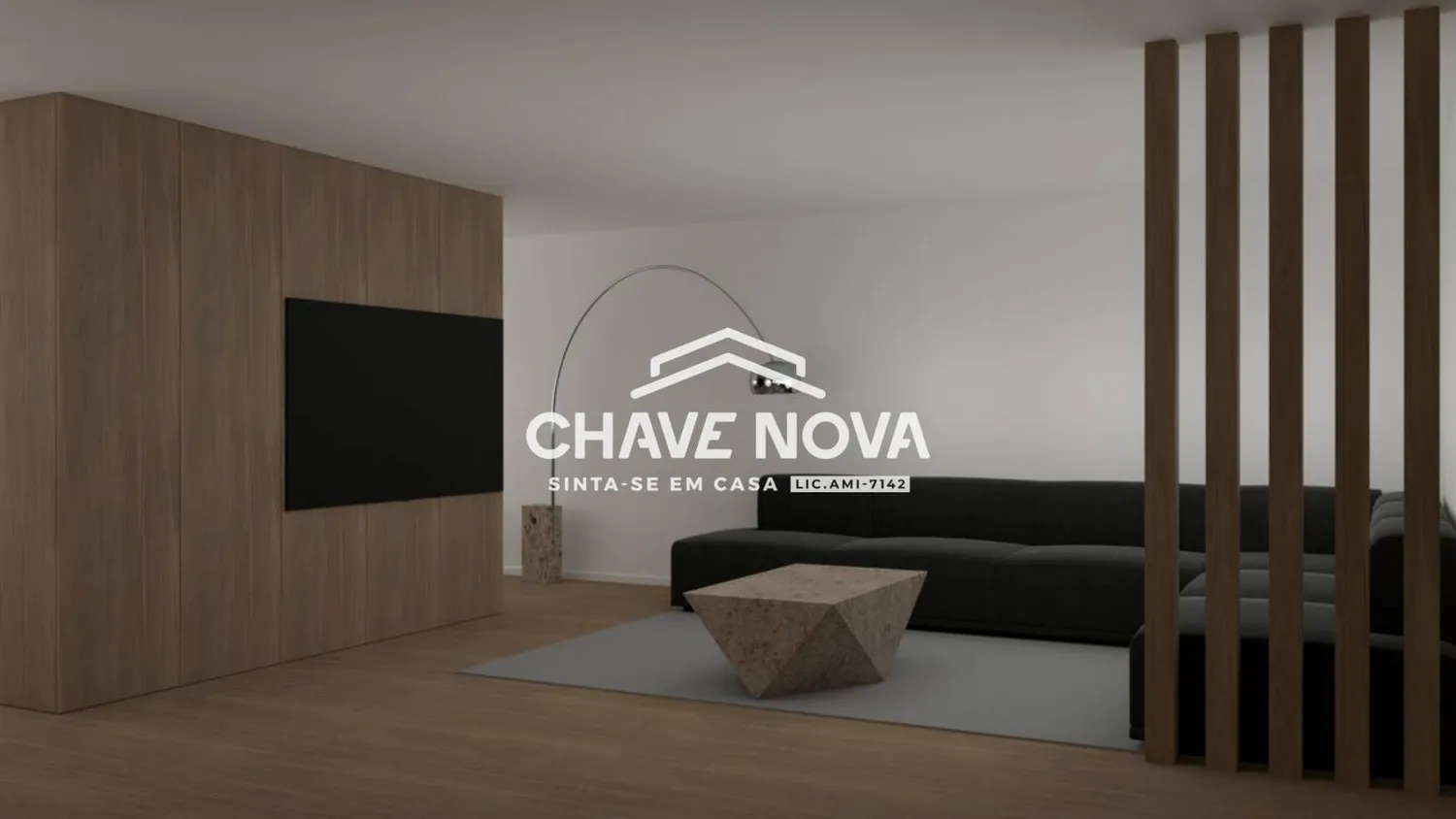 Armazém com Projeto Aprovado para Transformar em Apartamento T3 com 223,5m2 e Logradouro de 359,5m2 - 2