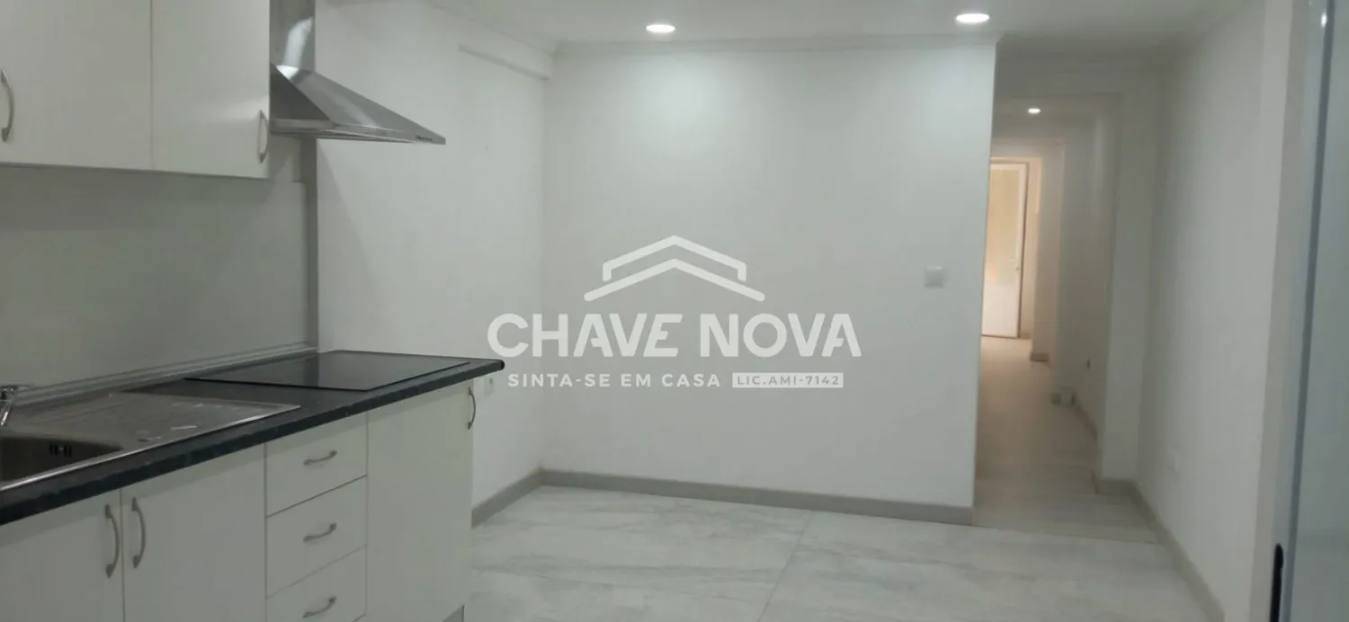 Loja remodelada em Corroios - 2