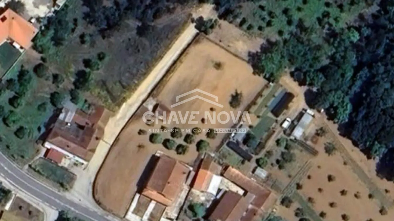 Vende-se terreno localizado em Arrifana,  junto à Estrada Nacional 2 - 2