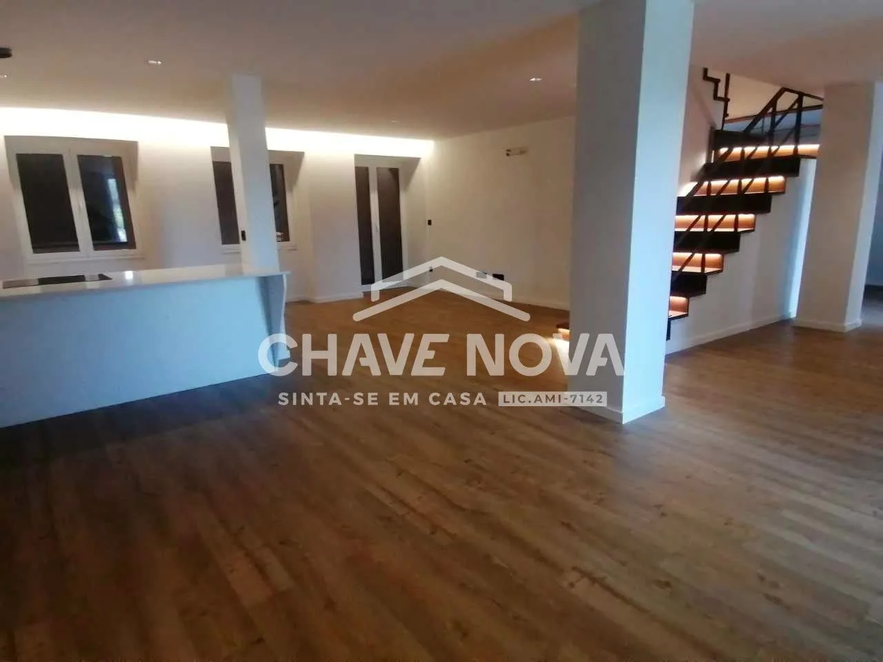 Moradia T5 c/ Piscina. NOVA, 4 Frentes, garagem para 2 carros, jardim. Felgueiras