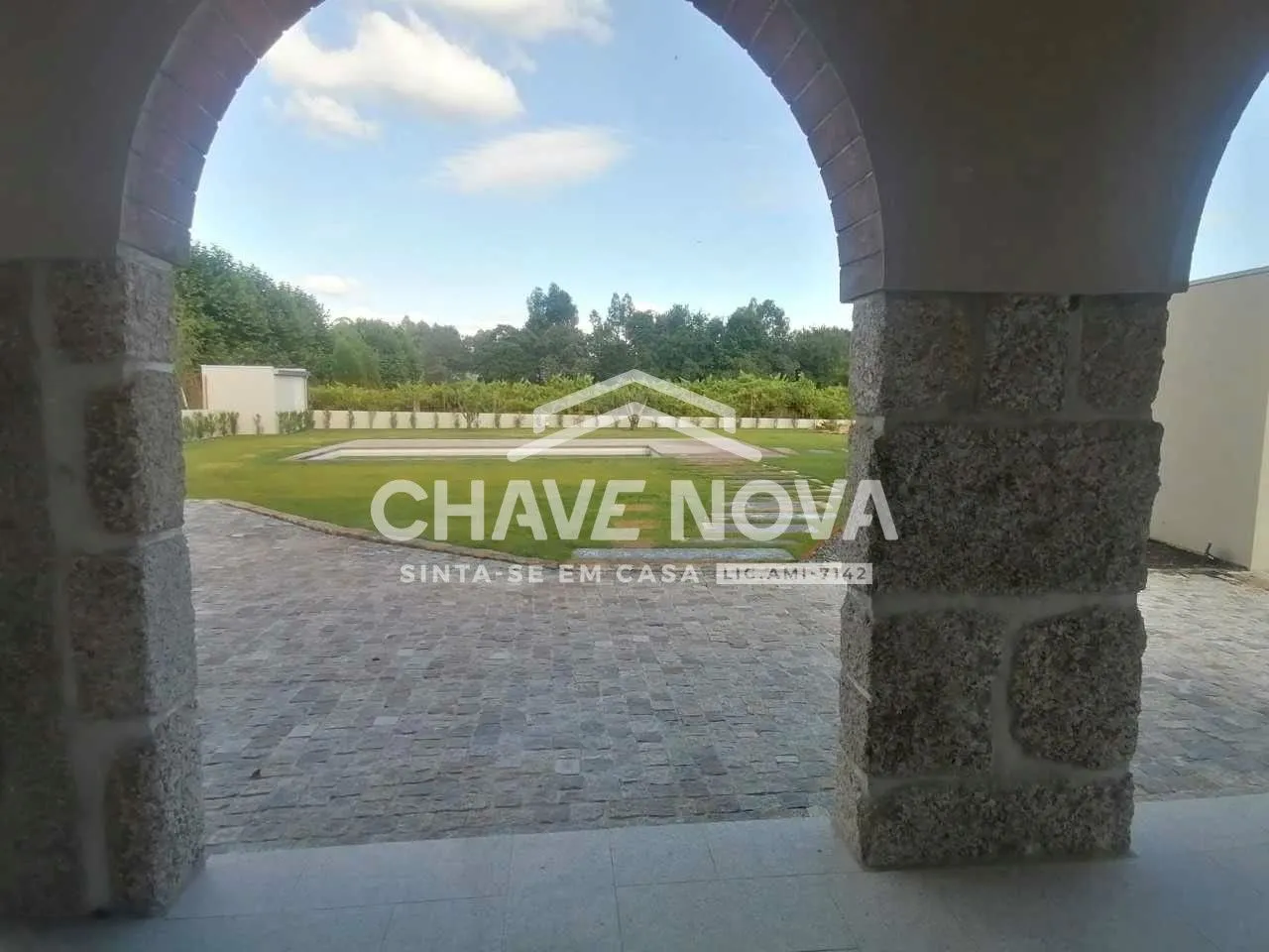 Moradia T5 c/ Piscina. NOVA, 4 Frentes, garagem para 2 carros, jardim. Felgueiras - 3